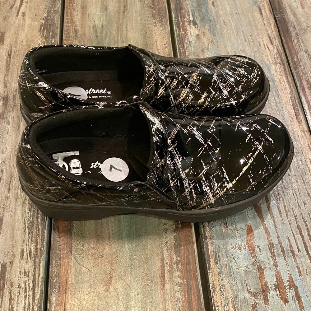 Easy Street Tiffany Clogs Comfort Shoes Black Patent Gold Silver Womens Size 7 - Picture 8 of 10